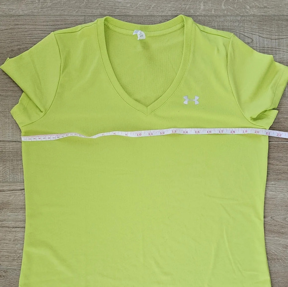 UNDER Armour V-neck Athletic Top. L - Picture 9 of 12